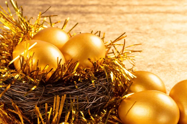 Χρυσά Αυγά Μια Φωλιά Χρυσό Φόντο — Φωτογραφία Αρχείου