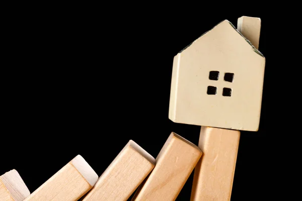 Casa Che Cade Concetto Base Domino Investimento Immobiliare — Foto Stock