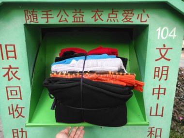Geri dönüşüm kutusu Zhongshan, Guangdong, Çin-Ocak 27, eski bir elbise bağış 2019:man elbise