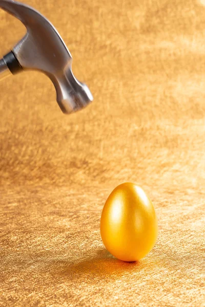 Hammer Hit Gold Egg Vertical Composition — Stock Photo, Image
