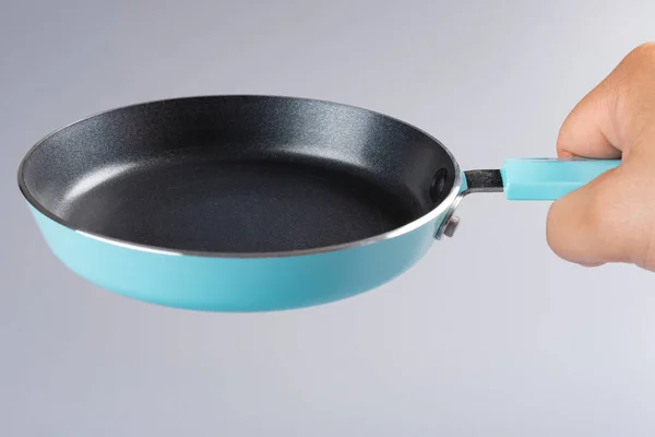 Man Håller Liten Metall Pan — Stockfoto