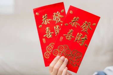 kırmızı gibi birinin çocuğu sen yazılı Kung Hei Fat Choy çeviri-wshing refah cepler