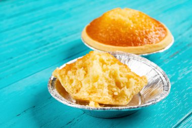 taze cocknut tart ve bazı alıntılar ile mavi ahşap arka plan üzerinde kapat