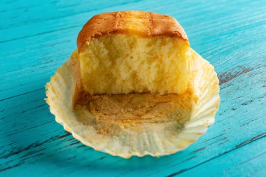 Önden Görünüm küp kek mavi ahşap zemin üzerine ısırıkları ile