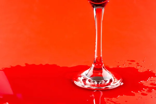 Fundo Copo Vidro Com Algum Derramamento Vinho Tinto Sobre — Fotografia de Stock