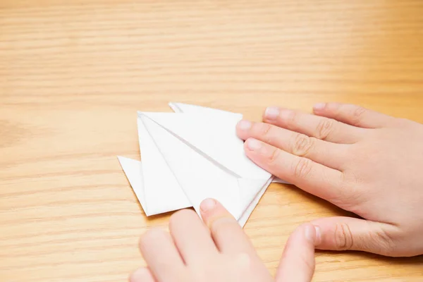 Çocuk Bir Origami Kurbağa Tarafından Beyaz Kağıt Katlama — Stok fotoğraf