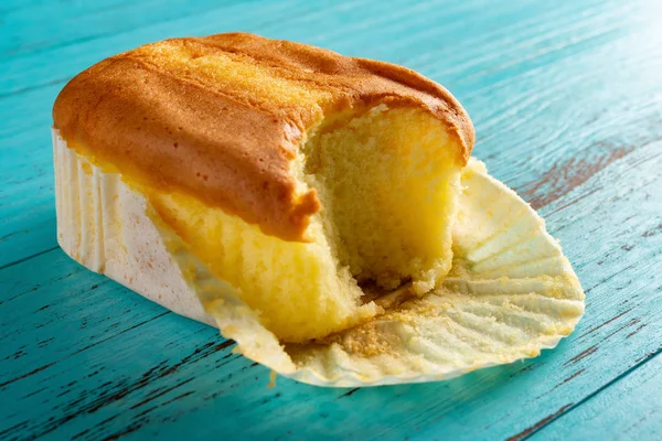 yan görünümü kek mavi ahşap zemin üzerine ısırıkları ile