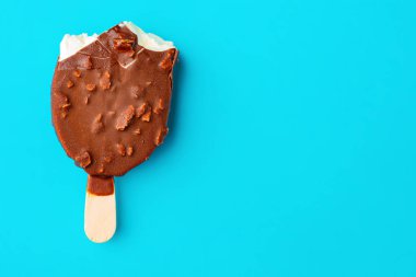 çikolata dış dondurma bazı alıntılar ile mavi bir arka plan üzerinde fıstık ile