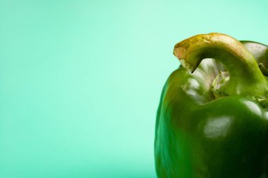bir taze yeşil biber kopya alanı bir ışık yeşil zemin üzerine üst