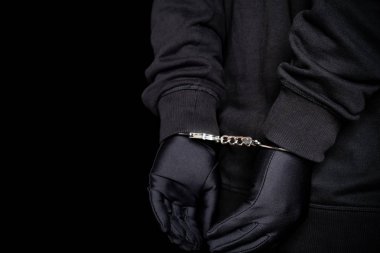 elle geri kelepçeli tutuklandı adam