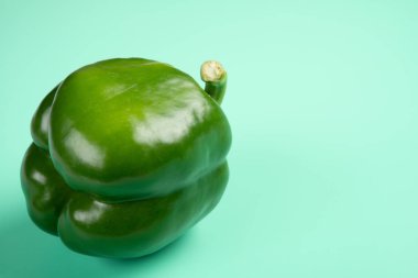 kopya alanı bir ışık yeşil zemin üzerine taze yeşil biber