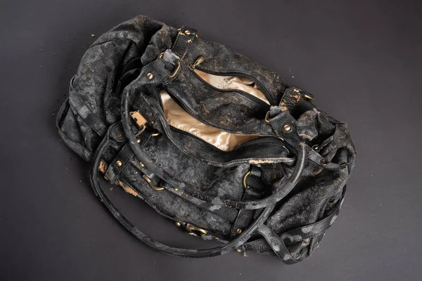 koyu arka plan üzerinde küflü deri çanta