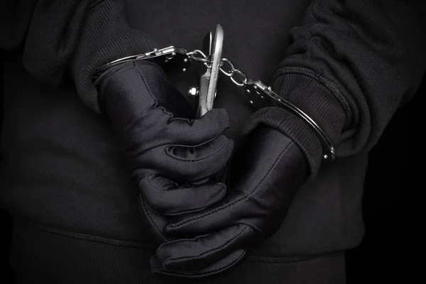Gearresteerde Man Probeert Snijden Handboeien Met Een Kotter Zijn Rug — Stockfoto
