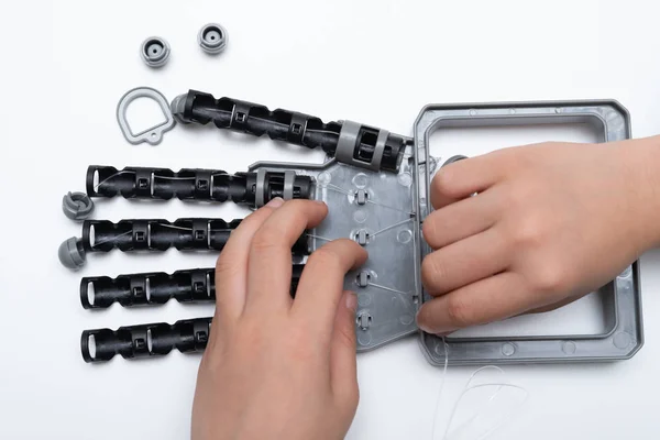 孩子组装机器人的手 — 图库照片