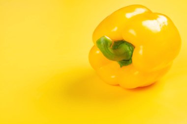 kopya alanı ile sarı bir arka plan üzerinde taze sarı dolmalık biber