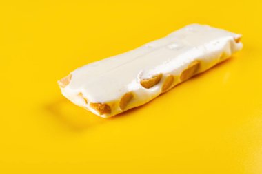 yan görünümü nuga Sarı zemin üzerine