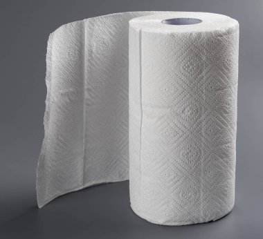 Top Kağıt mutfak için gri arka plan üzerinde