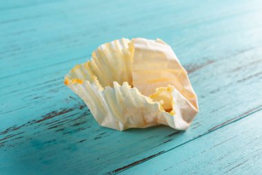 Kağıt kek için mavi arka plan üzerine sıkılmış