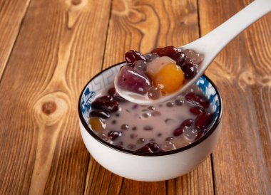 kırmızı fasulye ve tatlı patates ve sago Çin şurubu alarak kaşık