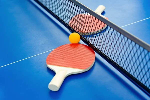 Raquetes Pingpong Bola Rede Uma Mesa Pingpong Azul — Fotografia de Stock