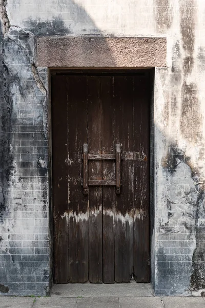 Ancient Wooden Gate Two Door Lockers Locked — Stock Photo, Image