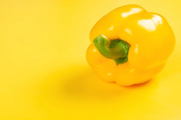 Świeży Żółta Papryka Żółtym Tle Miejsca Kopii — Zdjęcie stockowe