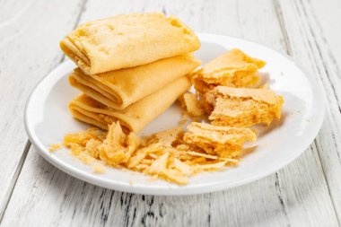 Beyaz ahşap zemin üzerinde kırık bazı bit ile Tuweidanjuan denilen geleneksel Çince Çin böreği