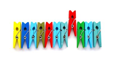 Beyaz bir arka plan üzerinde bir sopa ile renkli ahşap clothespins dönüştürün