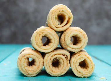 Çin böreği deniz yosunu ile mavi masaya kadar yığını