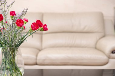 Ev güzel gül ve karanfil ile kapalı