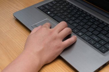 Adam dizüstü bilgisayar kullanıyor.