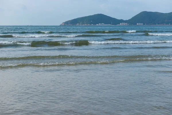 砂浜の柔らかい波が — ストック写真