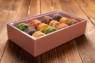 kutusu ahşap bir masa üzerinde küflü macaroons