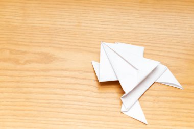 Origami kurbağa ahşap bir masa üzerinde
