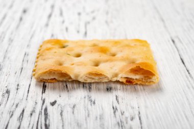Beyaz ahşap zemin üzerinde kızarmış cracker kesiti