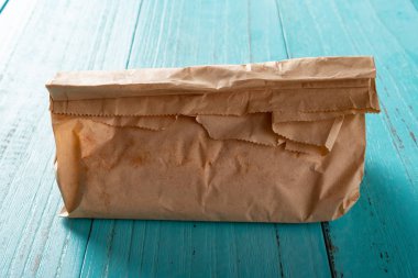 kahverengi kağıt torba içinde ekmek ile