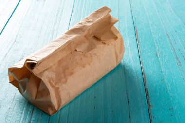 kahverengi kağıt torba içinde ekmek ile