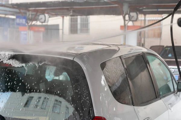 Sabunlu Sıvı Olan Bir Araba Yıkama — Stok fotoğraf