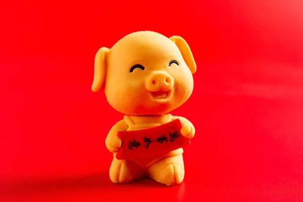一个黄色可爱的猪吉祥物为新的一年2019年在红色背景翻译为中国人在英语是一切都一样好的愿望 — 图库照片