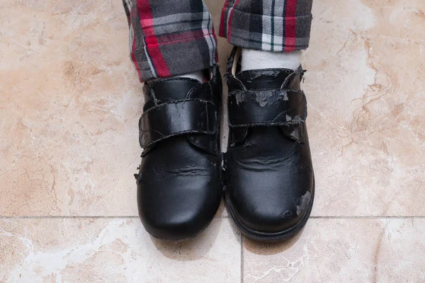 Bambino Che Indossa Paio Scarpe Pelle Malamente Rotte — Foto Stock