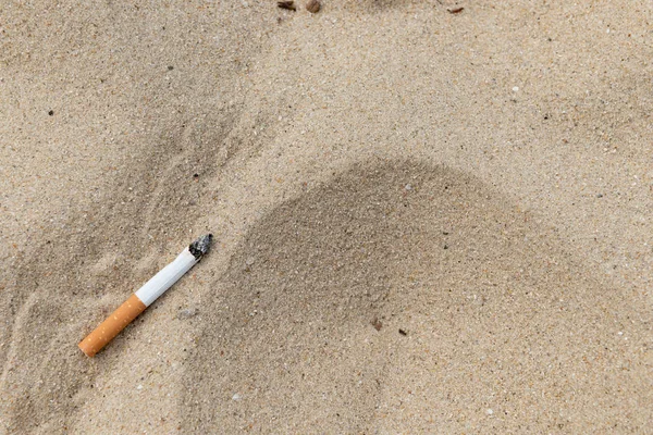 Een Sigaret Het Zand — Stockfoto