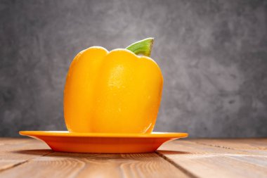 taze sarı dolmalık biber ile damlar üzerinde ahşap masa