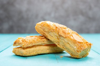 Ceviz puf böreği mavi masada