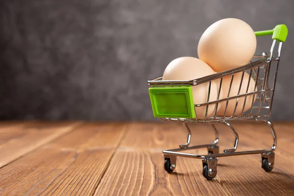 Gerobak Dengan Telur Segar Meja Kayu — Stok Foto