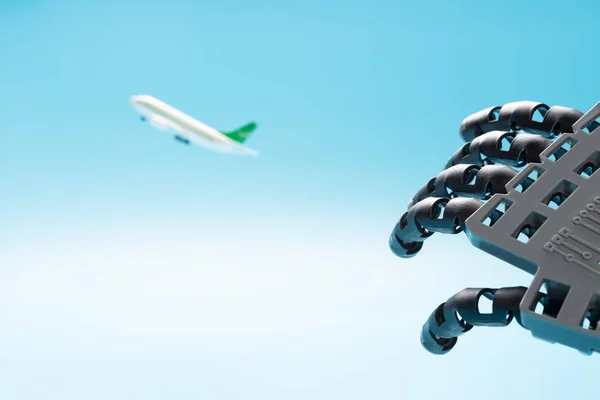 Mano Robotica Raggiungendo Concetto Aereo Volante Controlla Voli — Foto Stock