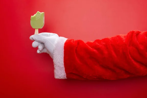 Santa Claus Sosteniendo Una Paleta Frijol Verde Con Algunas Picaduras — Foto de Stock