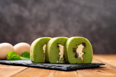 arka planda yumurta ile yeşil çay ve Mung fasulye yapılmış tatlı rulo