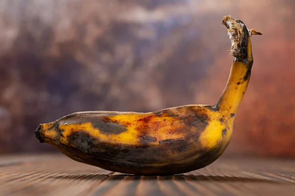 Banana Madura Demais Uma Mesa Madeira — Fotografia de Stock