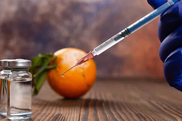 医療注射器やカビオレンジを背景にしたワクチンのボトル — ストック写真