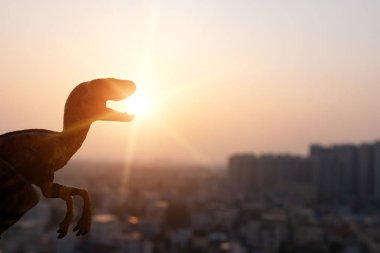 gün batımı zaman VelociRaptor ve binalar silüeti